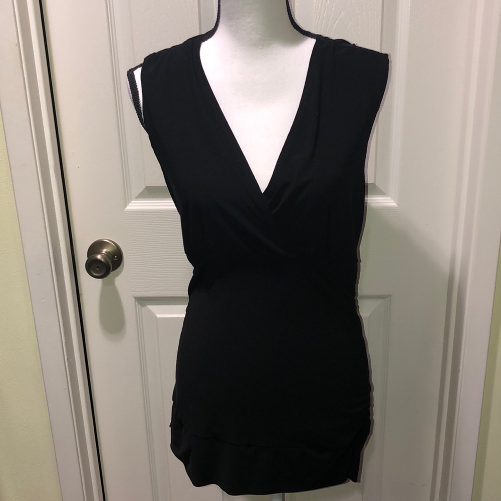 ❤️ 3/$20 Black sleeveless blouse